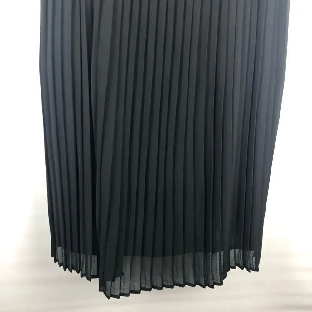 Glamorous pleated little black dress - Picture 13 of 13